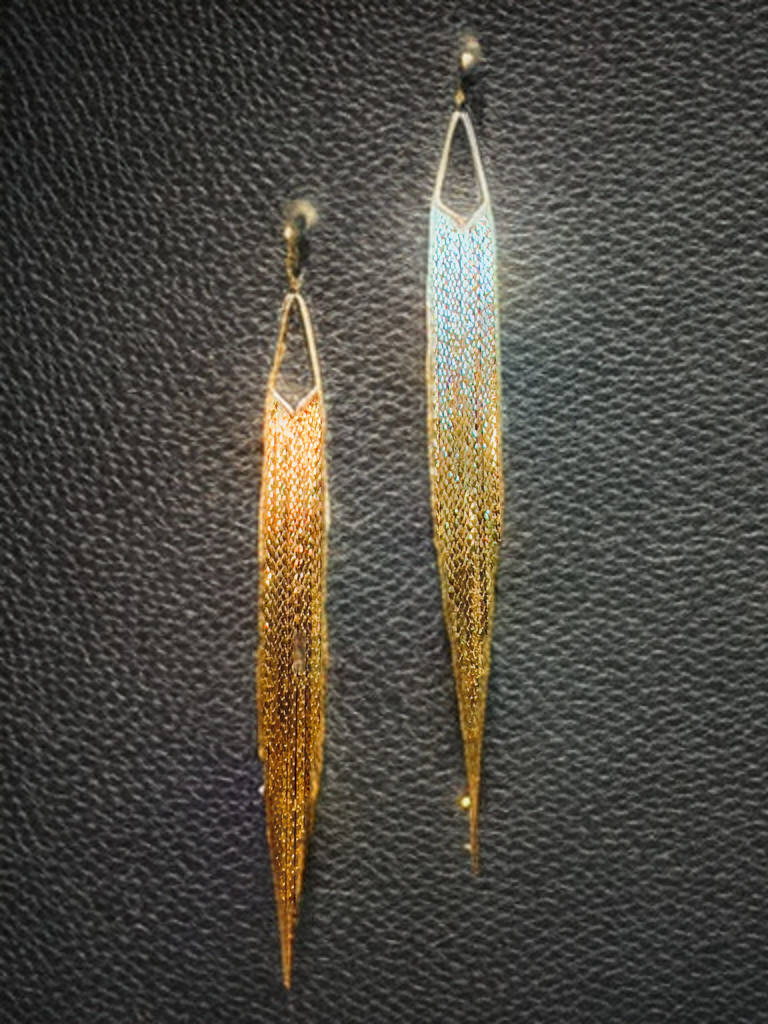 Aretes largos de hilos dorados