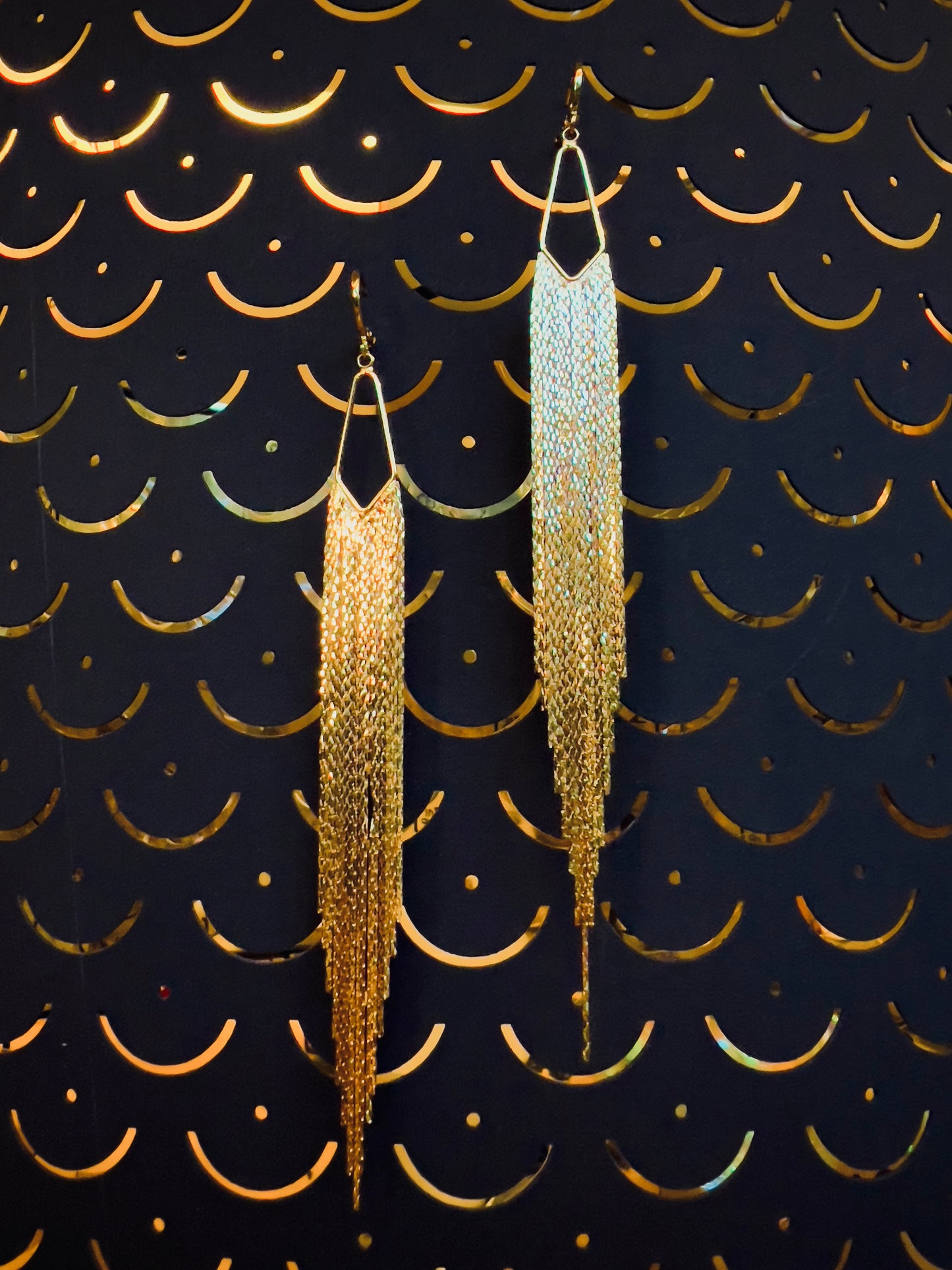 Aretes largos de hilos dorados