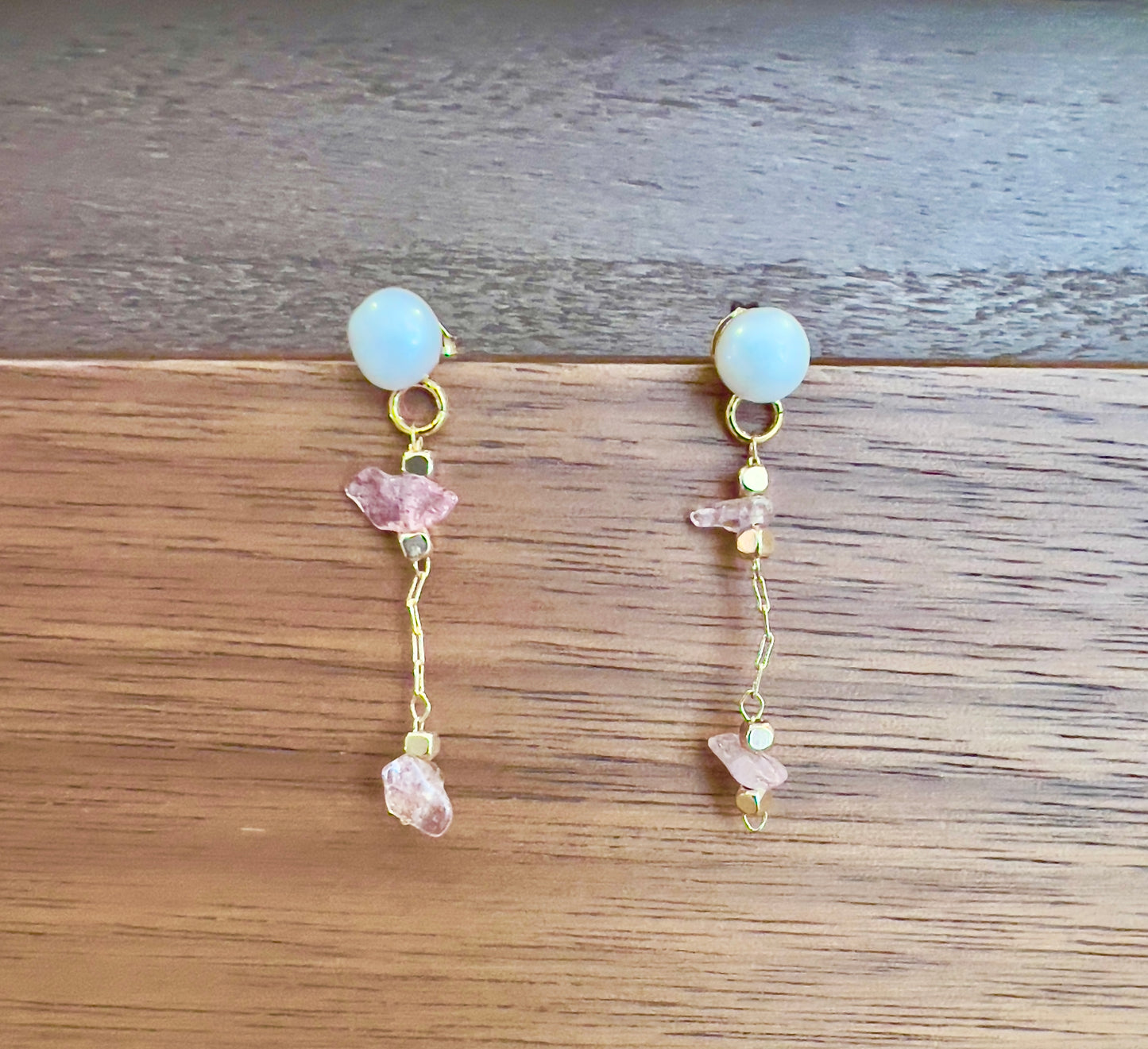 Aretes de perla y cuarzo rosa