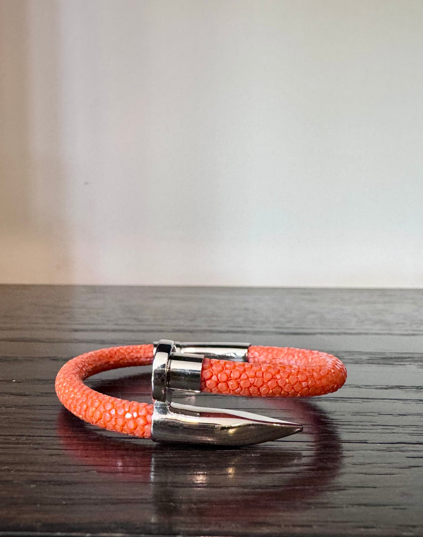 Pulsera de clavo y piel de Mantarraya para dama