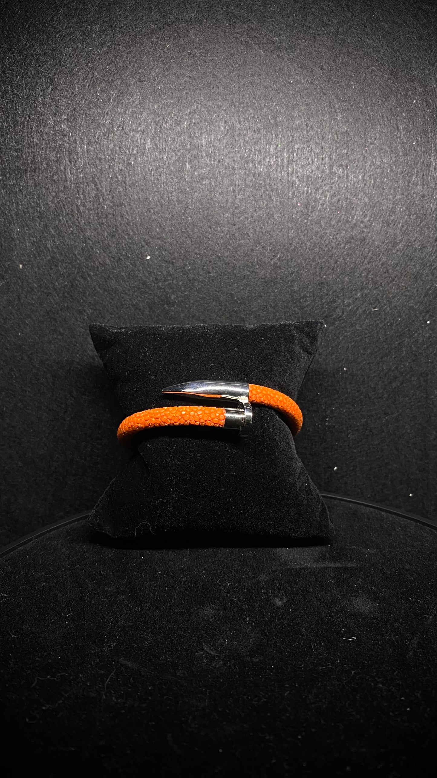 Pulsera de clavo y piel de Mantarraya para dama