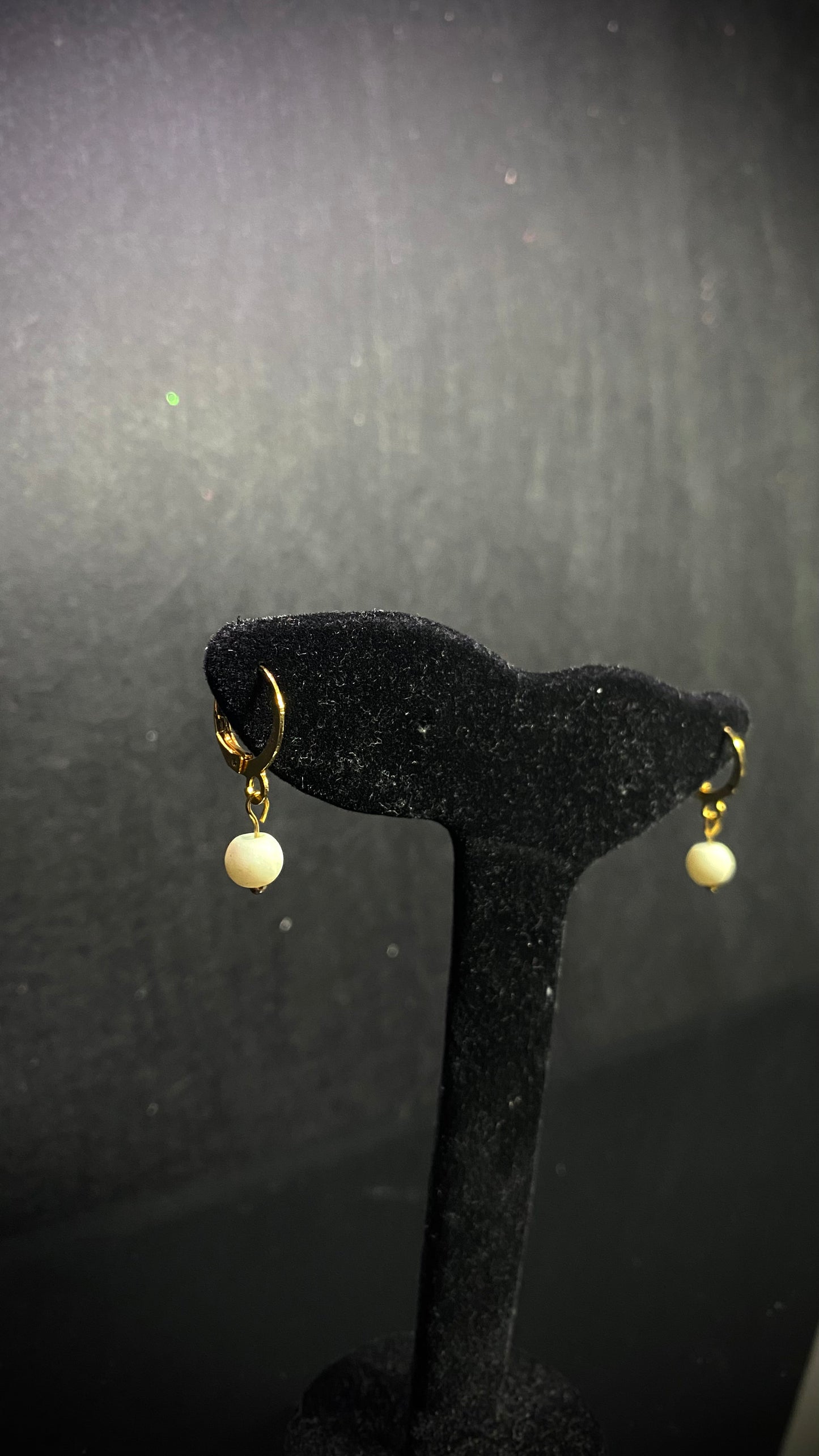 Conjunto de piedra natural y mariposa