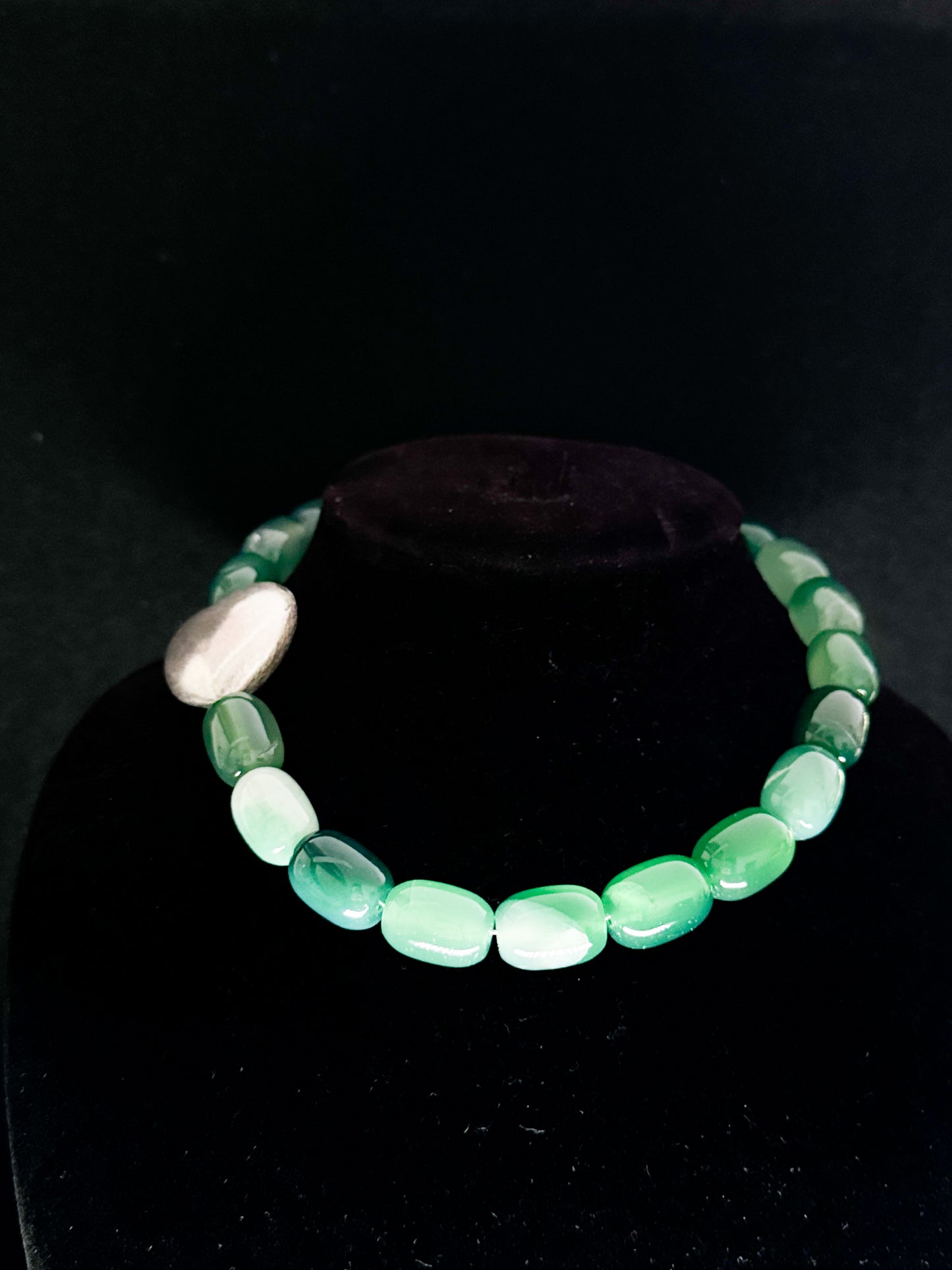 Collar de piedra natural y corazón