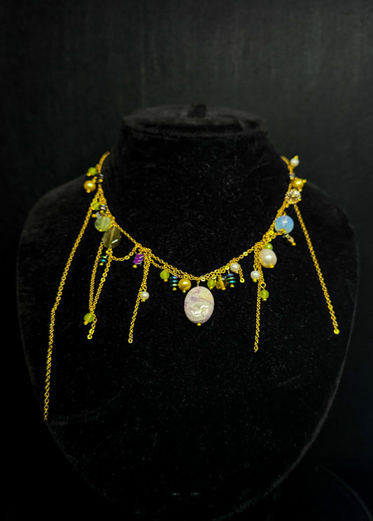 Collar artesanal de hilos dorados