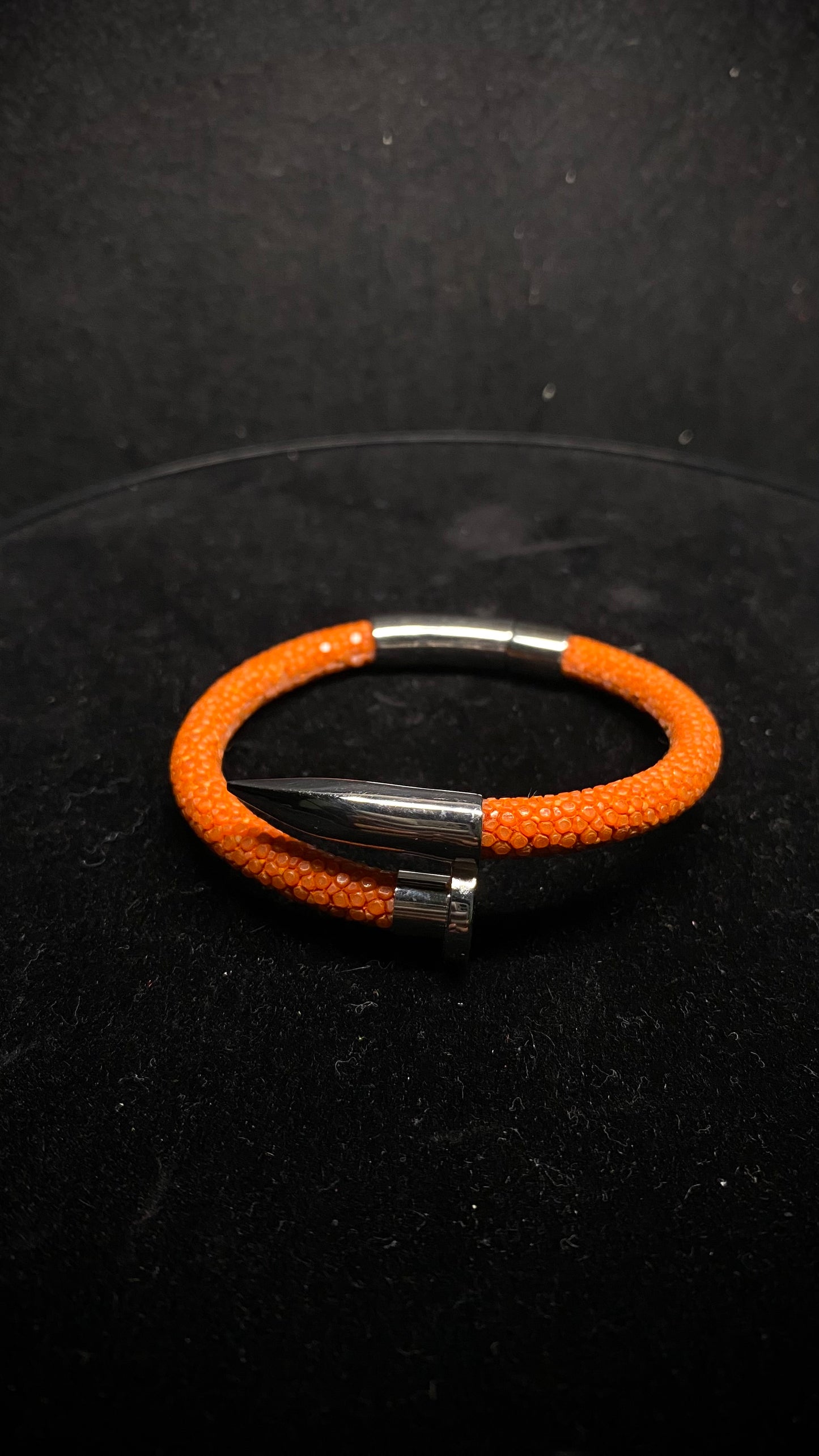 Pulsera de clavo y piel de Mantarraya para dama