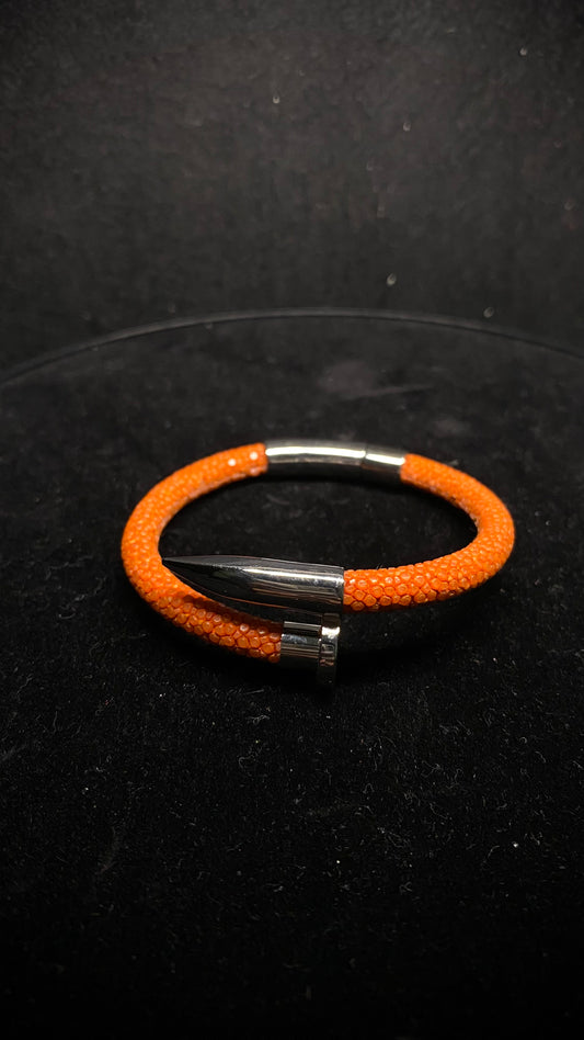 Pulsera de clavo y piel de Mantarraya para dama