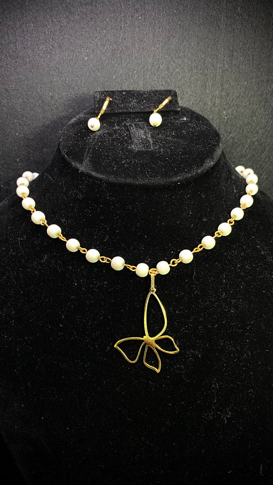 Conjunto de piedra natural y mariposa